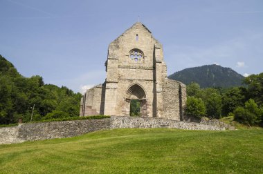 Saint Jean d'Aulps Manastırı , Fransa - manastır kilise kalıntıları ile iki hektarlık bir alan , Sarnıç sanatının bir mücevher olarak kabul , tıbbi bitkiler ve bir müze ile bir ortaçağ bahçesi.