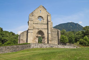 Saint Jean d'Aulps Manastırı , Fransa - manastır kilise kalıntıları ile iki hektarlık bir alan , Sarnıç sanatının bir mücevher olarak kabul , tıbbi bitkiler ve bir müze ile bir ortaçağ bahçesi.