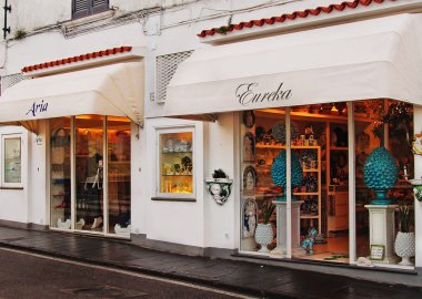 CAPRI, İTALYA - 9 Kasım 2015. Alışveriş caddeleri ve Capri Adası 'nın ünlü otelleri ile eski merkez - Avrupa' nın en çok ziyaret edilen adalarından biri olan Aşk Adası.