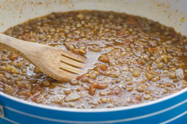Mercimek yahnisi pişirilir. Vejetaryen yemek.