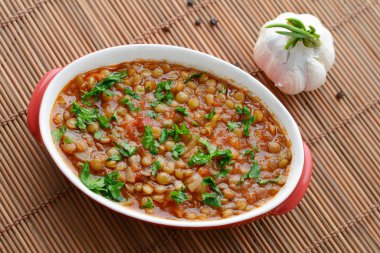 Ev yapımı mercimek yahnisi. Vejetaryen yemek.