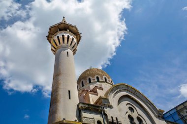 Büyük Mahmudiye Camii (Moscheea Mare Mahmud Ii) 1910 yılında Kral I. Carol tarafından yaptırılmaktadır.