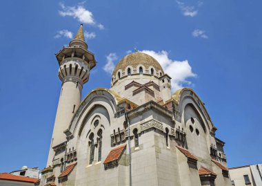 Büyük Mahmudiye Camii (Moscheea Mare Mahmud Ii) 1910 yılında Kral I. Carol tarafından yaptırılmaktadır.