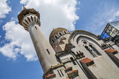 Büyük Mahmudiye Camii (Moscheea Mare Mahmud Ii) 1910 yılında Kral I. Carol tarafından yaptırılmaktadır.