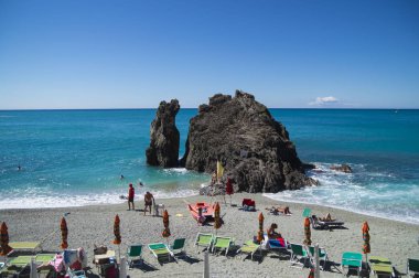 Monterosso,Liguria, İtalya - 25 Haziran 2015. Monterosso Beach ,Cinque Terre'deki güzel kasaba, La Spezia eyaletinde komün, İtalya.