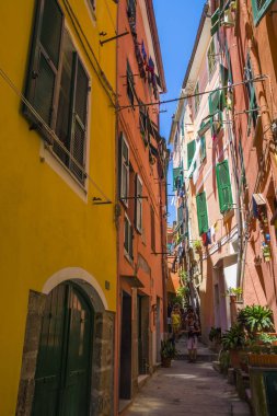 Vernazza, Cinque Terre, İtalya - 26 Haziran 2015. Vernazza sokaklarında Turistler, Cinque Terre , La Spezia il. Tipical renkli binalar 