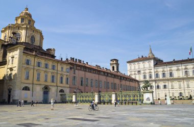 Torino,İtalya - 26 Haziran 2015. Piazza Castello Palazzo Reale ve San Lorenzo Kilisesi Torino kentinde, dünyanın birçok turist için güzel cazibe ile. 