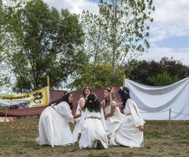 Köstence , Romanya - 28 Ağustos 2015. Yıllık Antik Festivali Tomis Köstence Eski Kent - Ovidiu Meydanı, romalılar ve Dacians alışkanlıkları, yaşam tarzı ve mücadele taktikleri mevcut.
