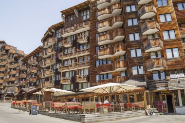 Avoriaz , Fransa - 4 Temmuz 2015. Avoriaz, Fransız Alpleri dağları bölgenin turistik Portes du Soleil ortasında Garip ahşap binalar ve benzersiz mimari. 