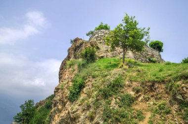 Sacra di San Michele (Saint Michael Manastırı), Piedmont dini kompleksi yakınında, San Pietro köyü üzerinde, Mount Pirchiriano üzerinde güzel manzara, Kuzey İtalya.