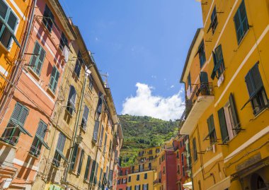 Vernazza, Cinque Terre, İtalya - 26 Haziran 2015. Vernazza sokaklarında Turistler, Cinque Terre , La Spezia il. Tipical renkli binalar  