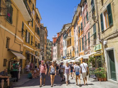 Vernazza, Cinque Terre, İtalya - 26 Haziran 2015. Vernazza sokaklarında Turistler, Cinque Terre , La Spezia il. Tipical renkli binalar 