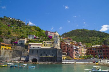 Vernazza, Cinque Terre, İtalya - 26 Haziran 2015. Cinque Terre Ligurian kıyısında Vernazza renkli liman, il La Spezia, İtalya.  