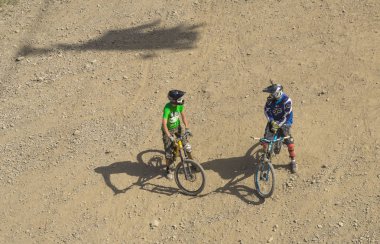 Kirli yolda iki bisikletçi.