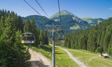 Fransız Alpleri dağları ve kablo taşımacılığı beyaz bulutlar ile güzel yeşil manzara