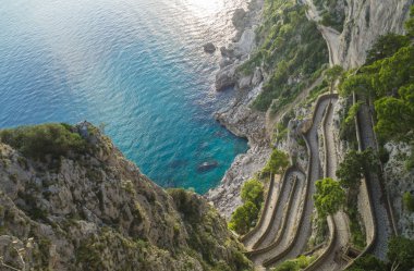 Akdeniz kıyısında Via Krupp güzel sonbahar günü - Capri Adası , İtalya