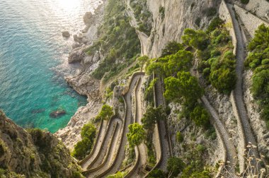 Akdeniz kıyısında Via Krupp güzel sonbahar günü - Capri Adası , İtalya