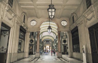 Torino,İtalya - 29 Haziran 2015. Galleria San Federico - San Federico Gallery, ticari mağazalar, ofisler ve tarihi sinema ile Torino tarihi merkezinde ticari bina. 