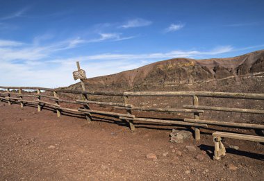Napoli, İtalya - 11 Kasım 2015.Vezüv Yanardağı turistler,Napoli Körfezi'nde aktif Vezüv Yanardağı,İtalya. Volkanın kenarı etrafında patika izi. 