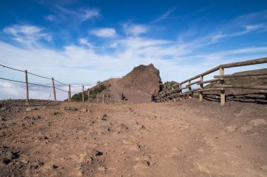 Napoli, İtalya - 11 Kasım 2015.Vezüv Yanardağı turistler,Napoli Körfezi'nde aktif Vezüv Yanardağı,İtalya. Volkanın kenarı etrafında patika izi. 