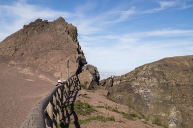 Napoli, İtalya - 11 Kasım 2015.Vezüv Yanardağı turistler,Napoli Körfezi'nde aktif Vezüv Yanardağı,İtalya. Volkanın kenarı etrafında patika izi. 