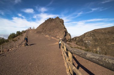 Napoli, İtalya - 11 Kasım 2015.Vezüv Yanardağı turistler,Napoli Körfezi'nde aktif Vezüv Yanardağı,İtalya. Volkanın kenarı etrafında patika izi. 