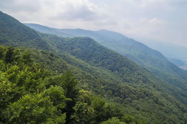 皮尔奇里亚诺山的美丽景观 在圣彼得罗村之上 靠近萨卡迪圣米歇尔 圣迈克尔修道院 意大利北部皮埃蒙特的宗教综合体 — 图库照片