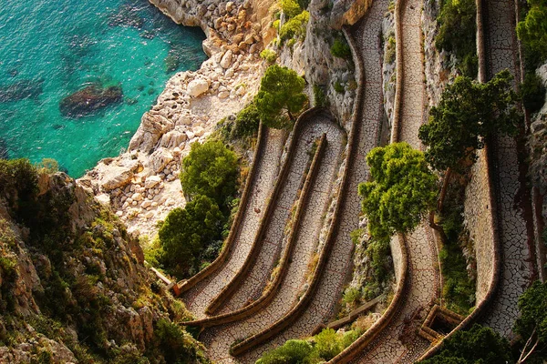 Akdeniz kıyısında Via Krupp güzel sonbahar günü - Capri Adası , İtalya