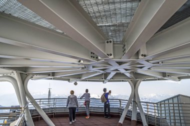 Courmayeur, İtalya - 2 Temmuz 2015. Panoramik teras - Aosta Valley Skyway Monte Bianco terminalinin Punta Helbronner'i, İtalya. 