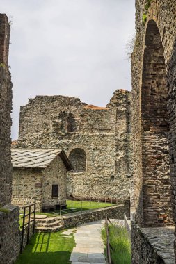 Sacra di San Michele - Saint Michael Abbey, St Ambrogio, Piedmont, İtalya'daki Pirchiriano Dağı'ndaki antik dini kompleks.  