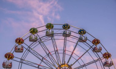 Golden Sands,Bulgaristan - 15 Haziran 2014. Karanlık gecede Panorama Tekerlek Golden Sands Beach.