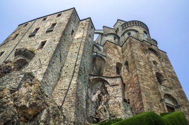 Sacra di San Michele - Saint Michael Abbey, St Ambrogio, Piedmont, İtalya'daki Pirchiriano Dağı'ndaki antik dini kompleks.  