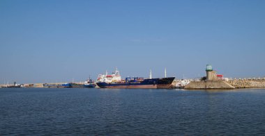 Köstence, Romanya-8 Ağustos 2015. Köstence 'nin ticari liman İskelesi, Karadeniz 'in en büyüğü.  