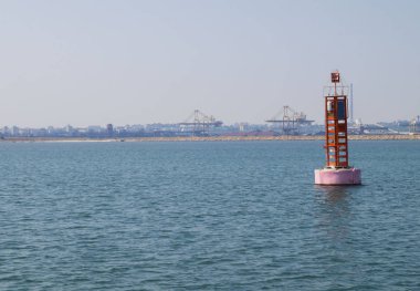 Köstence, Romanya-8 Ağustos 2015. Köstence 'nin ticari liman İskelesi, Karadeniz 'in en büyüğü.  