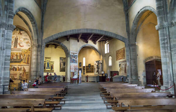 AVIGLIANA, TURIN, ITALY - JUNE 30,2015. Внутренний вид на удивительный древний Сакра ди Сан-Микеле-Святого Михаила с аббатства, Пьемонт, Северная Италия. Религиозный комплекс - источник вдохновения для Умберто Эко.