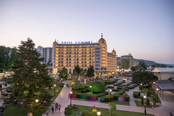 Golden Sands Beach, Varna, Bulgaristan - 21 Mayıs 2016. Golden Sands Beach resort - ünlü Panorama Wheel'den havadan gece manzarası. Hotel Admiral arka planda. 