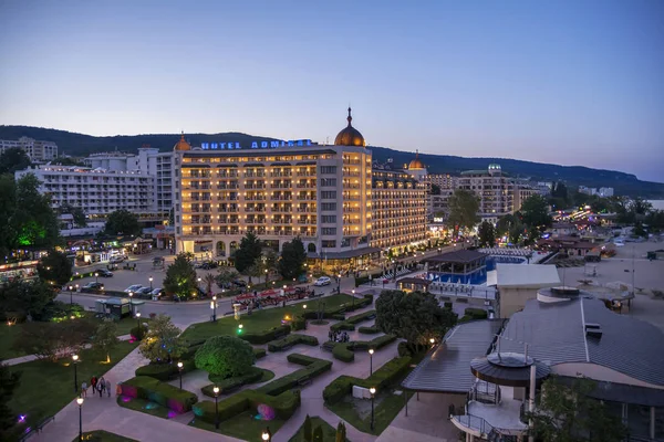 Golden Sands Beach, Varna, Bulgaristan - 21 Mayıs 2016. Golden Sands Beach resort - ünlü Panorama Wheel'den havadan gece manzarası. Hotel Admiral arka planda. 