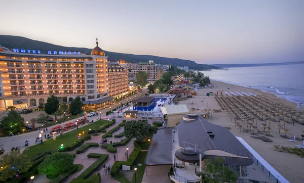 Golden Sands Beach, Varna, Bulgaristan - 21 Mayıs 2016. Golden Sands Beach resort - ünlü Panorama Wheel'den havadan gece manzarası. Hotel Admiral arka planda. 