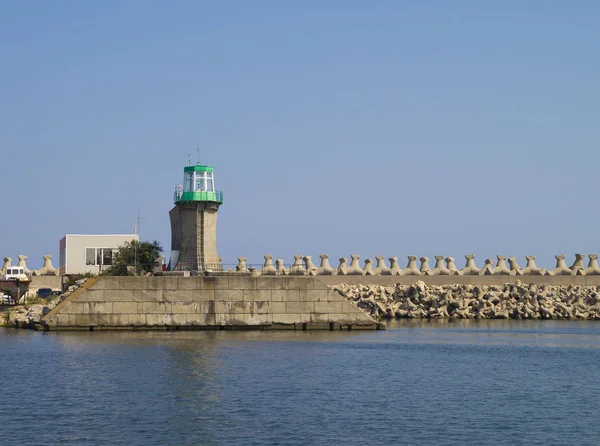 罗马尼亚康斯坦察港的灯塔和破水 — 图库照片