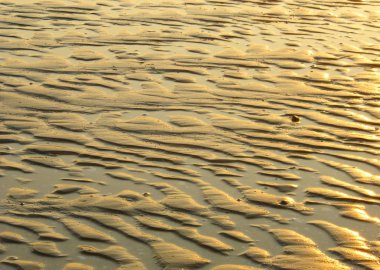 Gün doğumunun doğal ışığında kum plaj yüzey dokusu