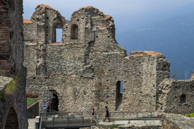 Sacra di San Michele - Saint Michael Abbey, St Ambrogio, Piedmont, İtalya'daki Pirchiriano Dağı'ndaki antik dini kompleks.  