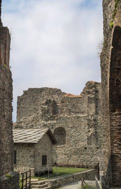 Sacra di San Michele - Saint Michael Abbey, St Ambrogio, Piedmont, İtalya'daki Pirchiriano Dağı'ndaki antik dini kompleks.  