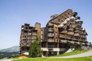Avoriaz , Fransa - 7 Temmuz 2015. Avoriaz Garip ahşap binalar , Fransız dağ tesisi, Porte du Soleil ortasında , Alpler Dağları.