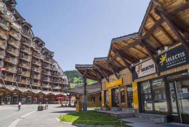 Avoriaz , Fransa - 7 Temmuz 2015. Avoriaz Garip ahşap binalar , Fransız dağ tesisi, Porte du Soleil ortasında , Alpler Dağları.