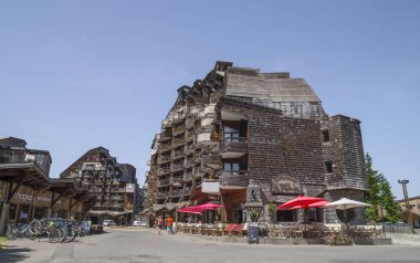 Avoriaz , Fransa - 7 Temmuz 2015. Avoriaz Garip ahşap binalar , Fransız dağ tesisi, Porte du Soleil ortasında , Alpler Dağları.