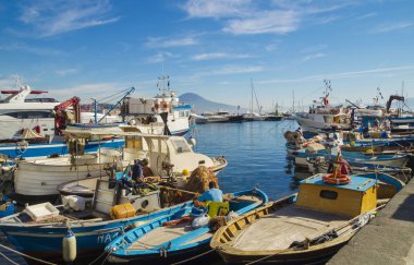 Napoli, İtalya - 7 Kasım 2015. Turistik liman Mergellina tekneler ve Lungomare sahil üzerinde binalar tatil ile Napoli renkli şehir görünümü.