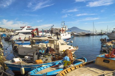 Napoli, İtalya - 7 Kasım 2015. Turistik liman Mergellina tekneler ve Lungomare sahil üzerinde binalar tatil ile Napoli renkli şehir görünümü.