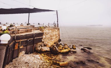 Kavarna, Bulgaristan - 1 Mayıs 2015. Bulgaristan Karadeniz kıyısında Dalboka midye Çiftlik ve Restoran sisli bahar günü.