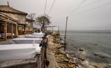Kavarna, Bulgaristan - 1 Mayıs 2015. Bulgaristan Karadeniz kıyısında Dalboka midye Çiftlik ve Restoran sisli bahar günü. 