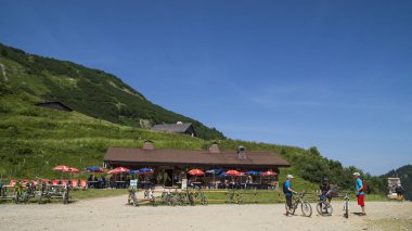 Fransız Alpleri'nde yaz manzarası. Bölge turistik Portes du Soleil vadi d' Abondance göstergeleri 